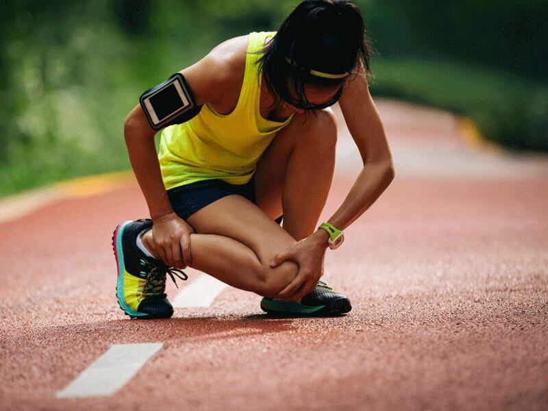 Athlete experiencing knee pain while on a run
