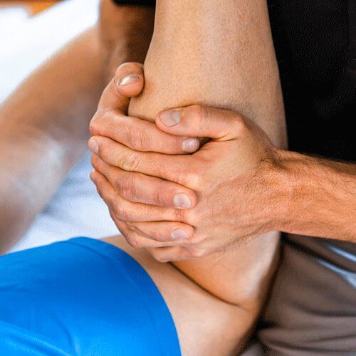 Evaluating pain in a knee joint at an injury rehab clinic